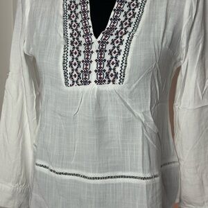 Chic White Embroidered Blouse